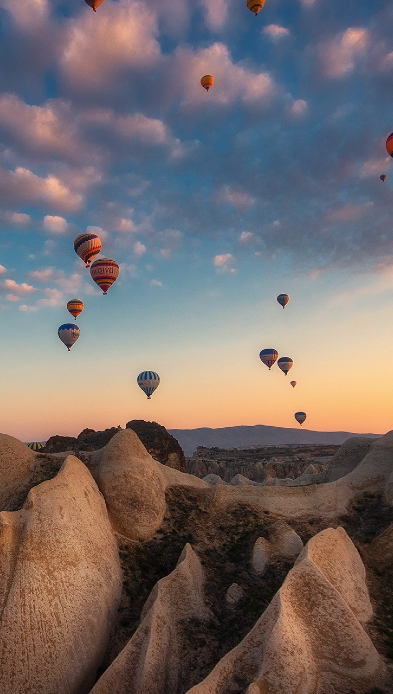 Globos en las montañas al atardecer