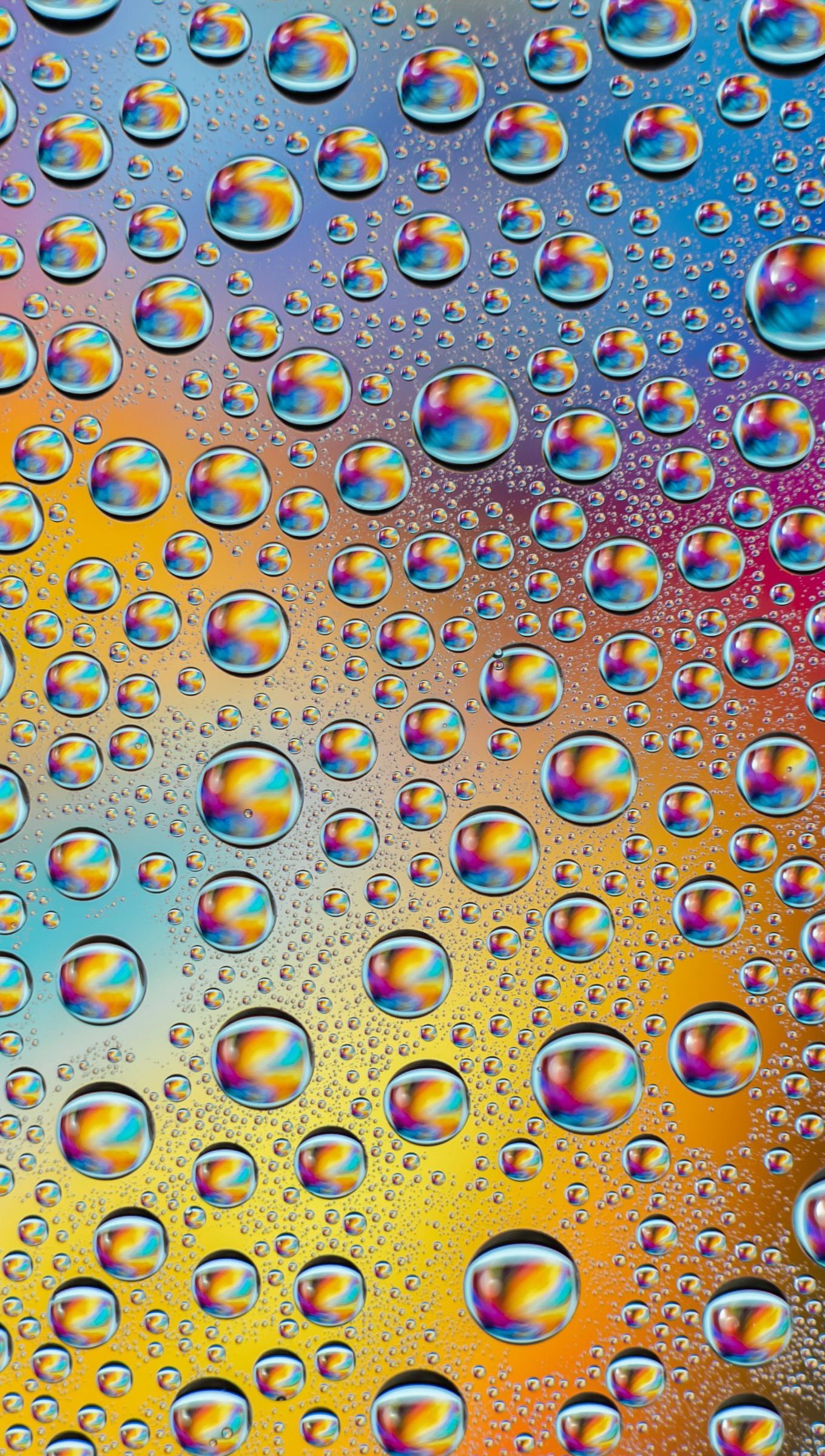 Gotas de agua con colores del arcoiris