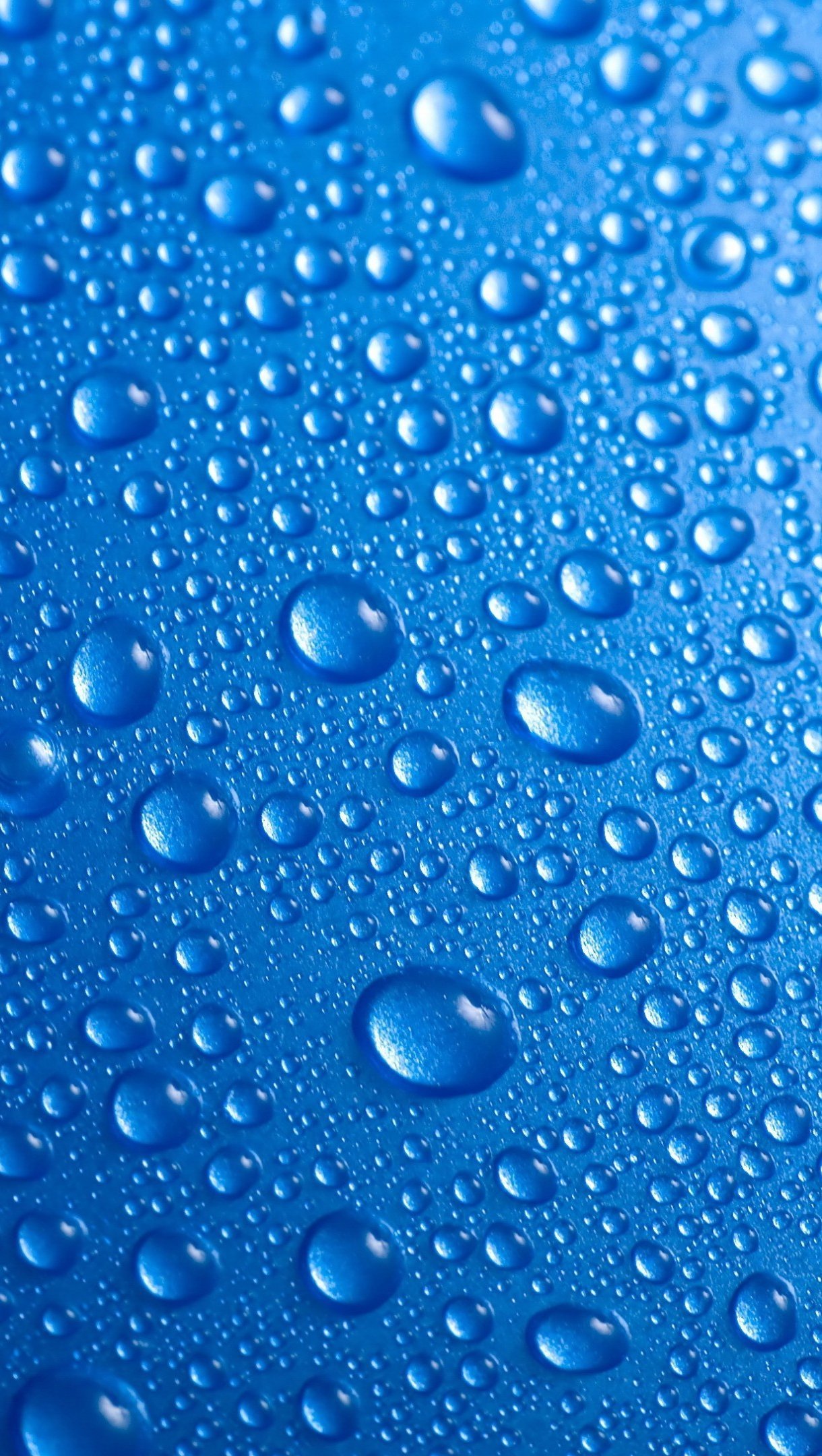 Gotas de agua en fondo azul