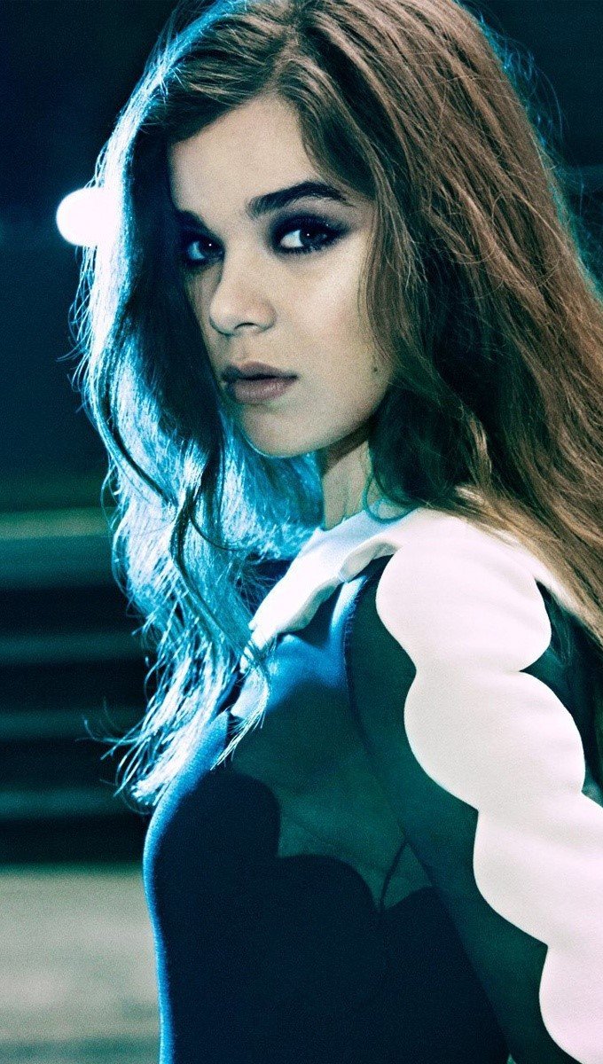 Hailee Steinfeld a contra luz