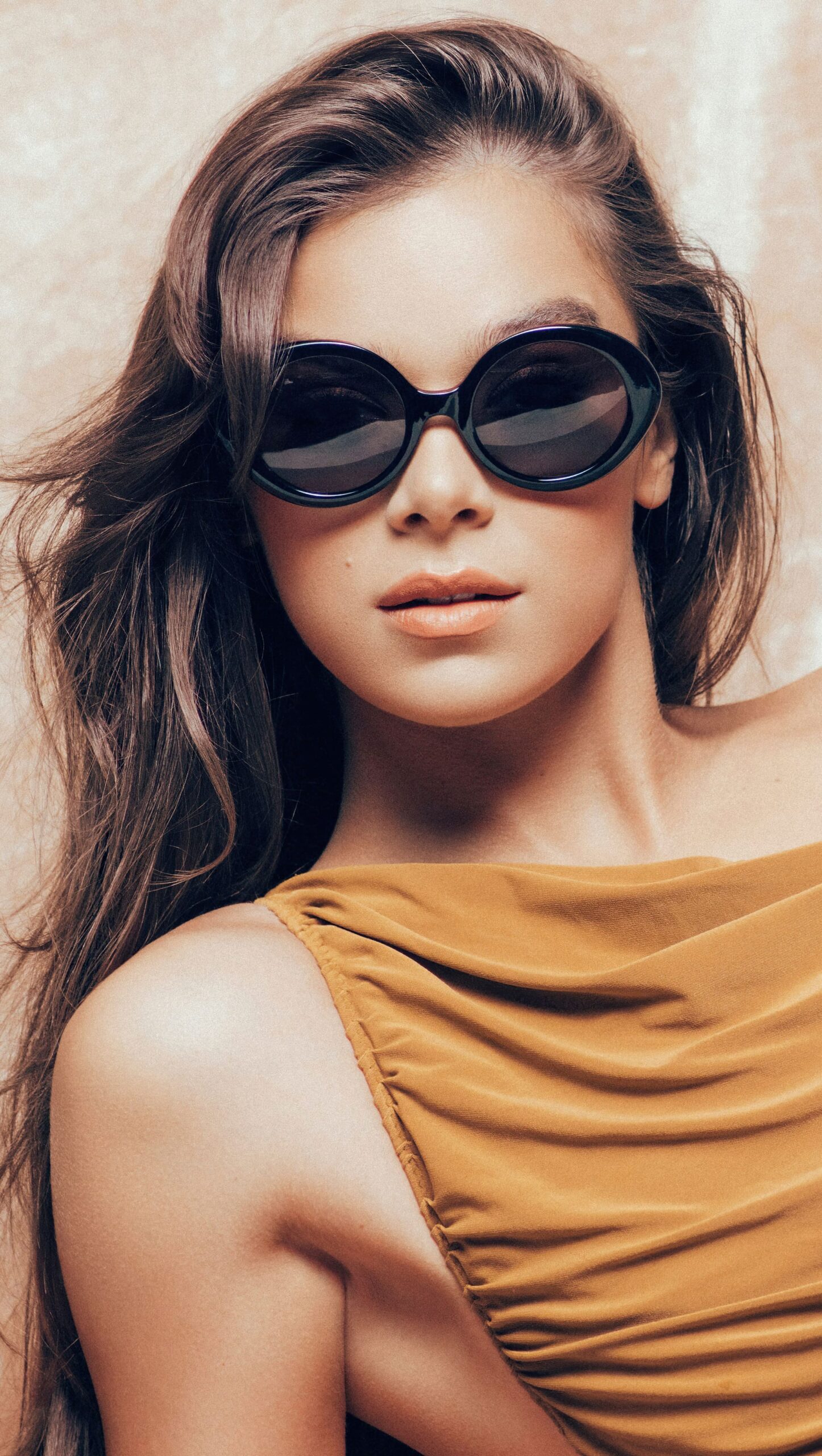 Hailee Steinfeld con lentes de sol