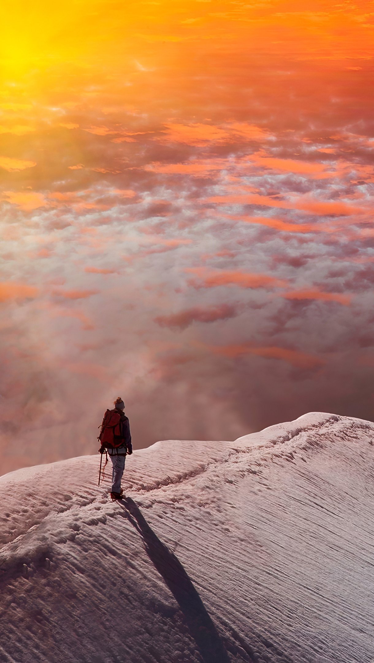 Hombre en la cima de una montaña