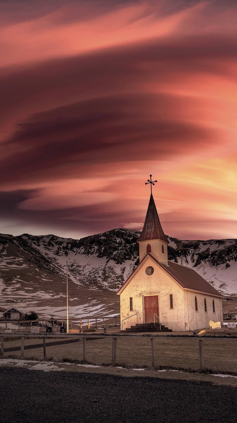 Iglesia en medio de montañas con nieve