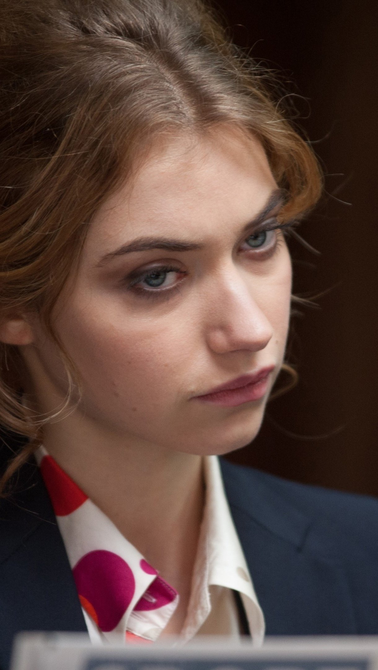 Imogen Poots distraida