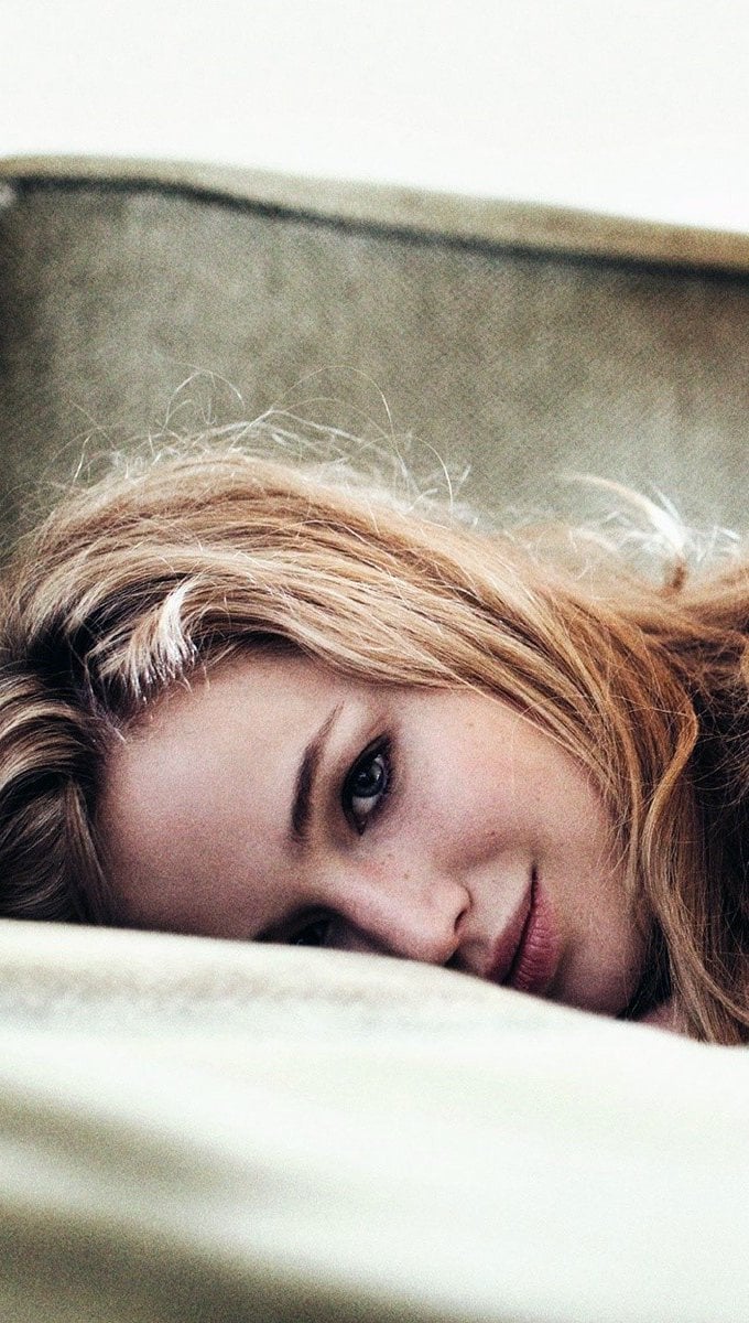 Jennifer Lawrence en una cama