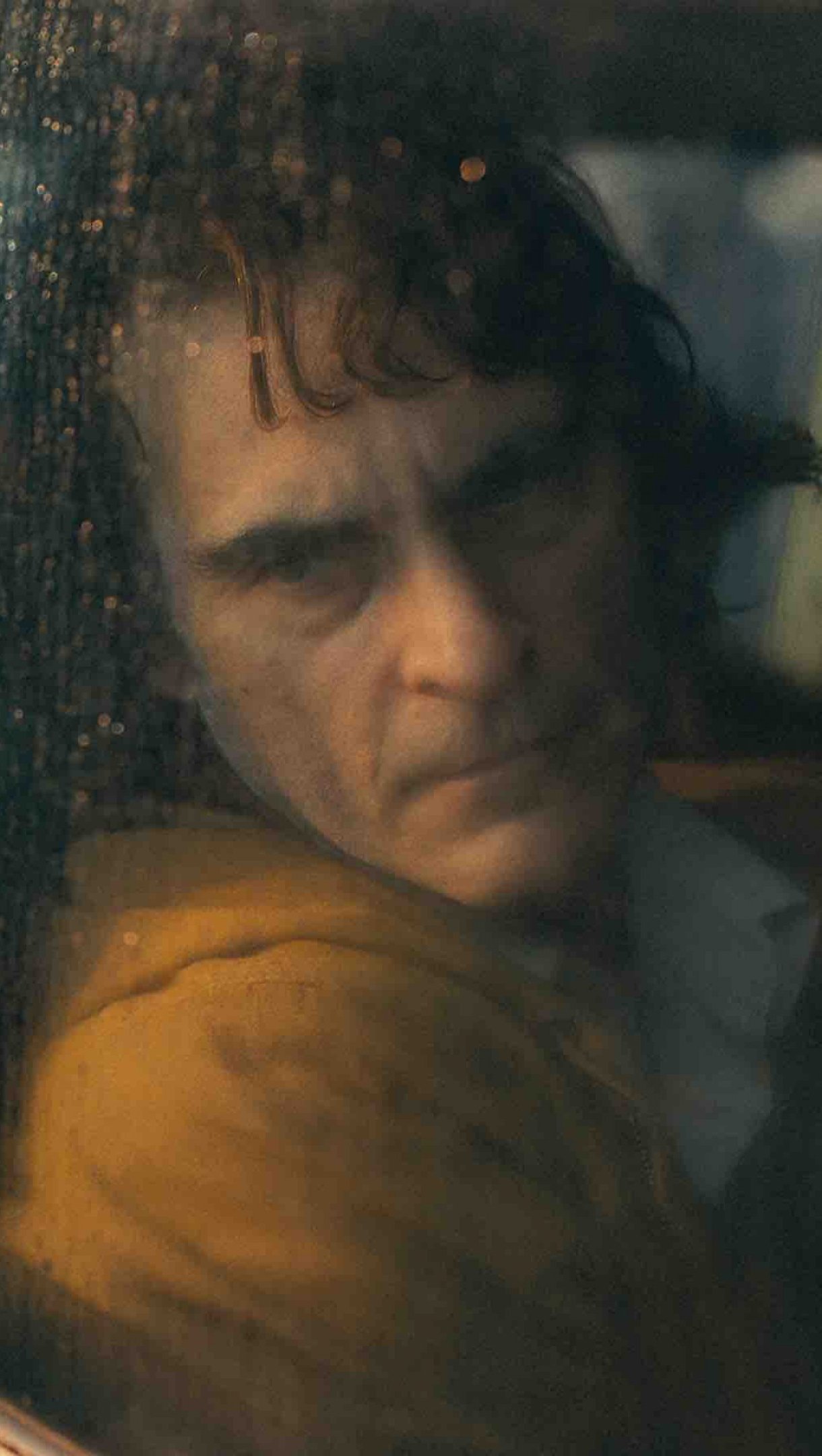 Joaquín Phoenix en tren en Guasón