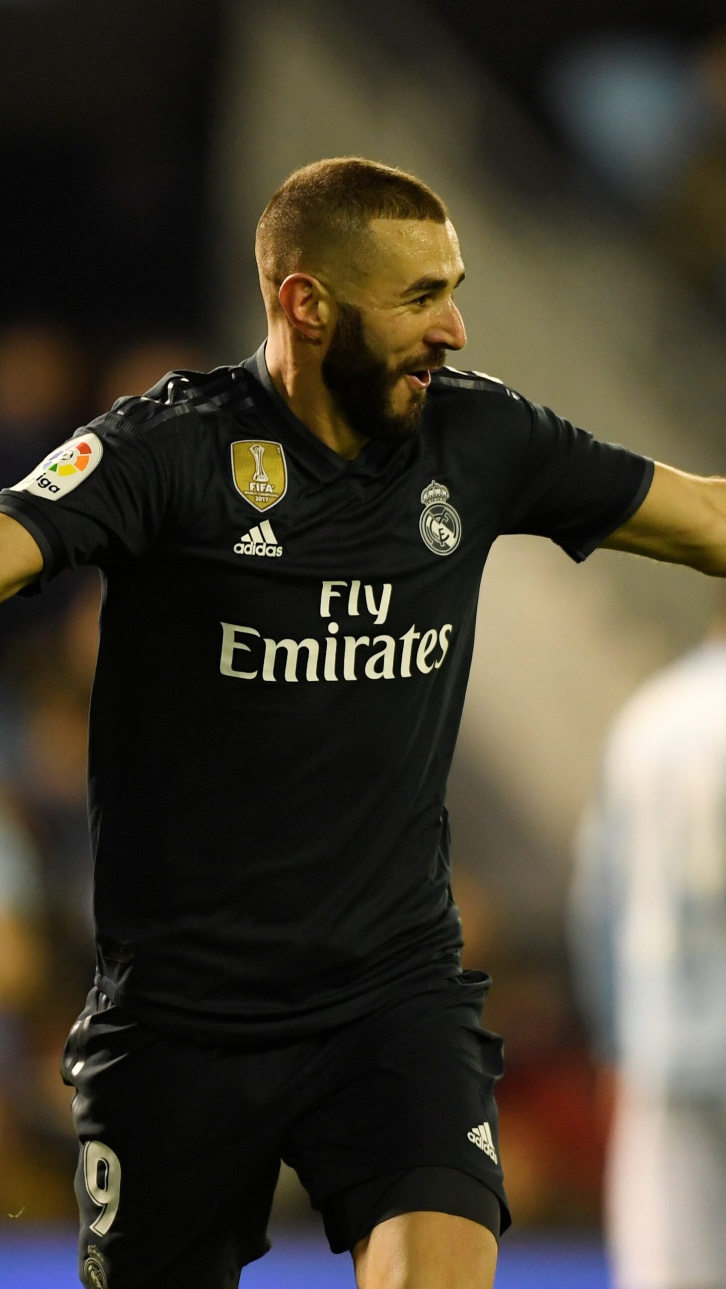 Karim Benzema con jersey negro del Real Madrid