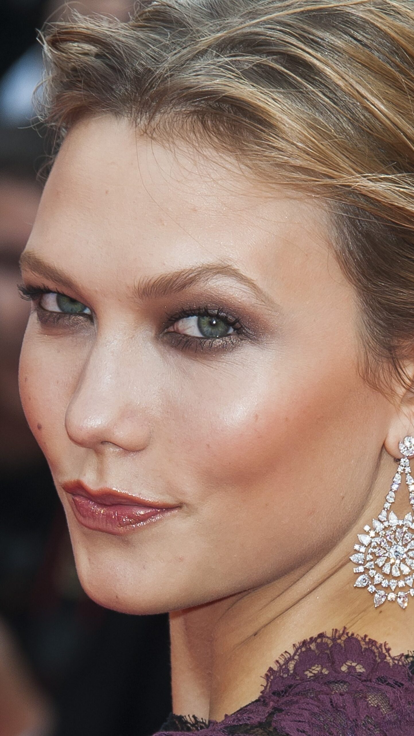 Karlie Kloss en alfombra roja