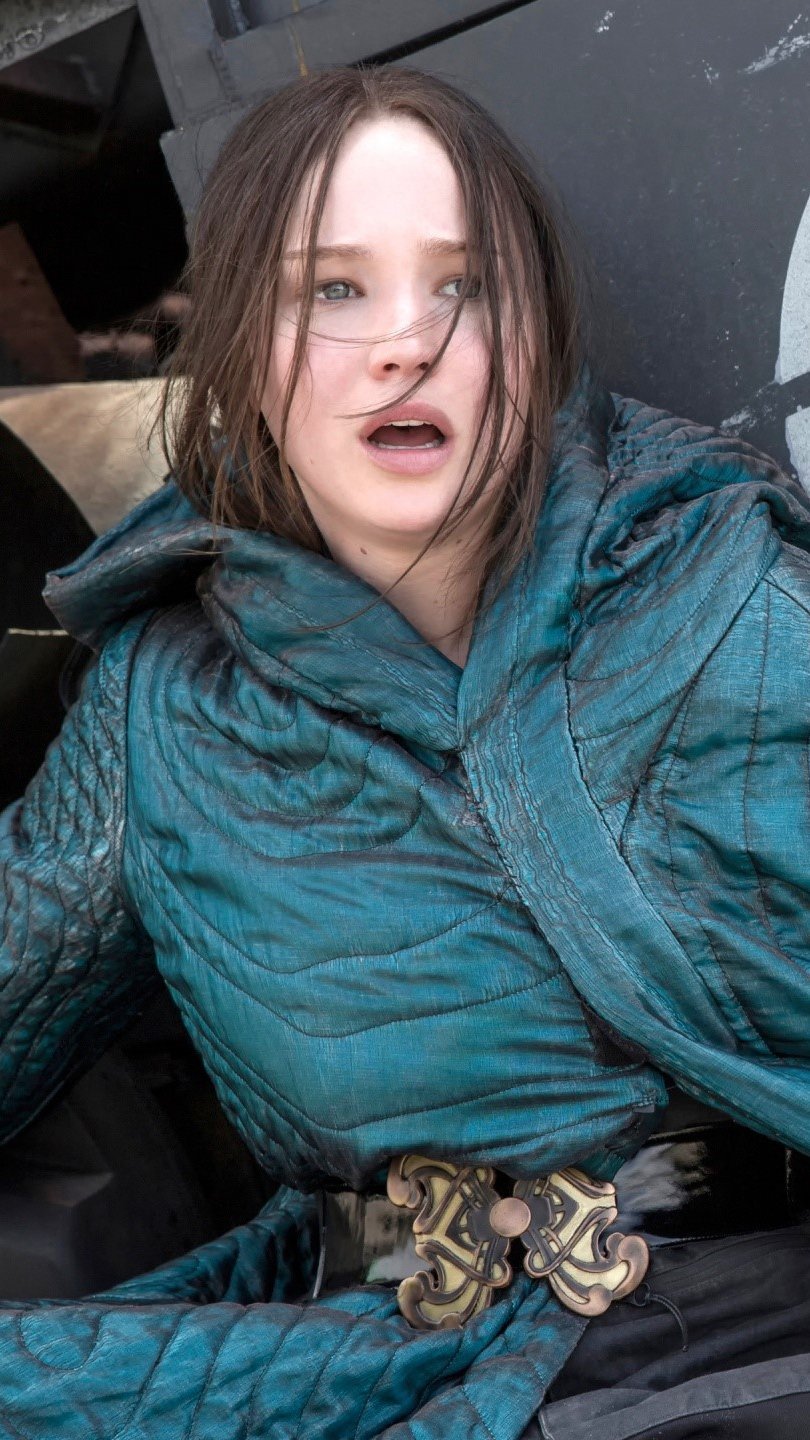 Katniss escondiéndose en Sinsajo