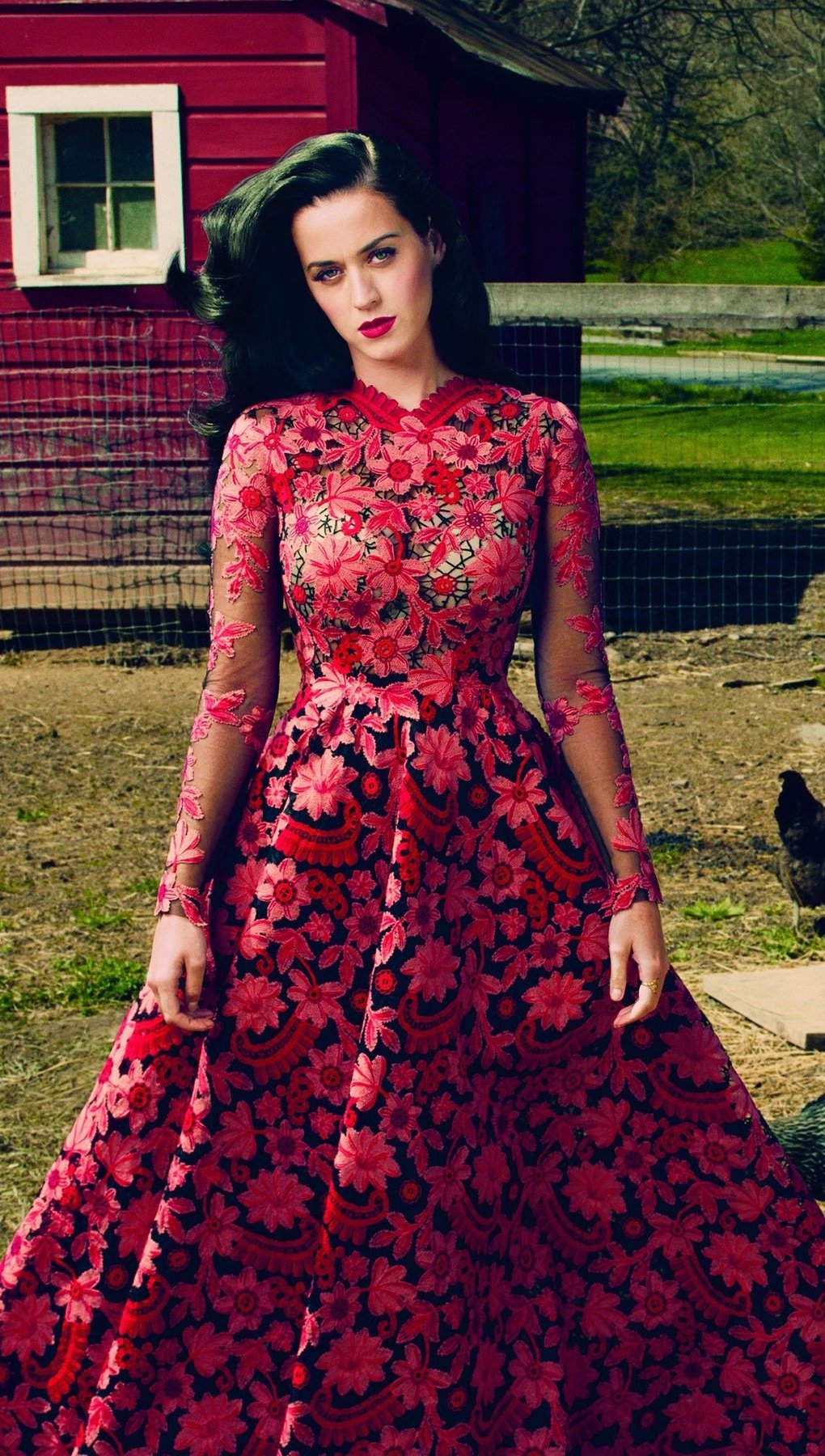 Katy Perry en un vestido rojo