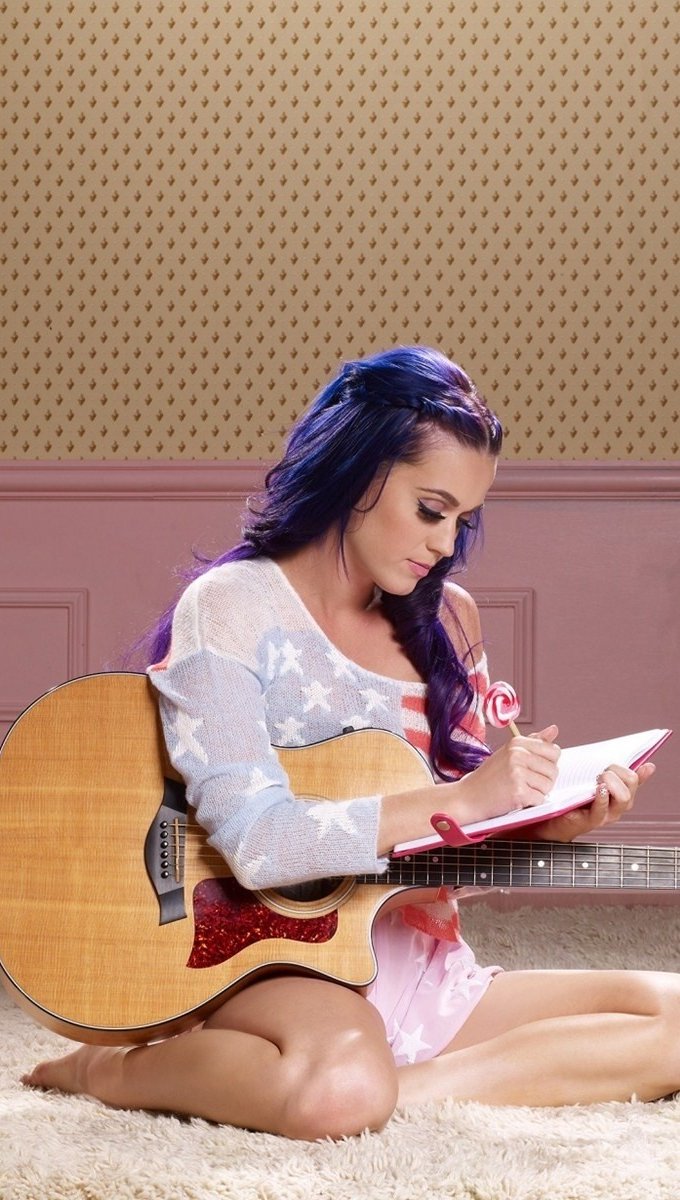 Katy Perry escribiendo