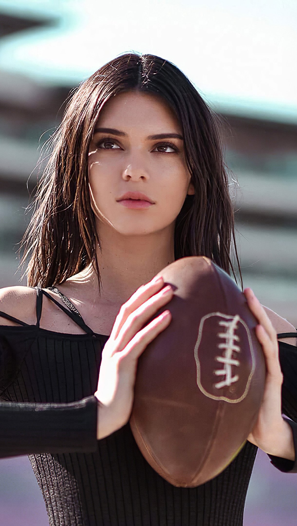 Kendall Jenner con balon de futbol americano