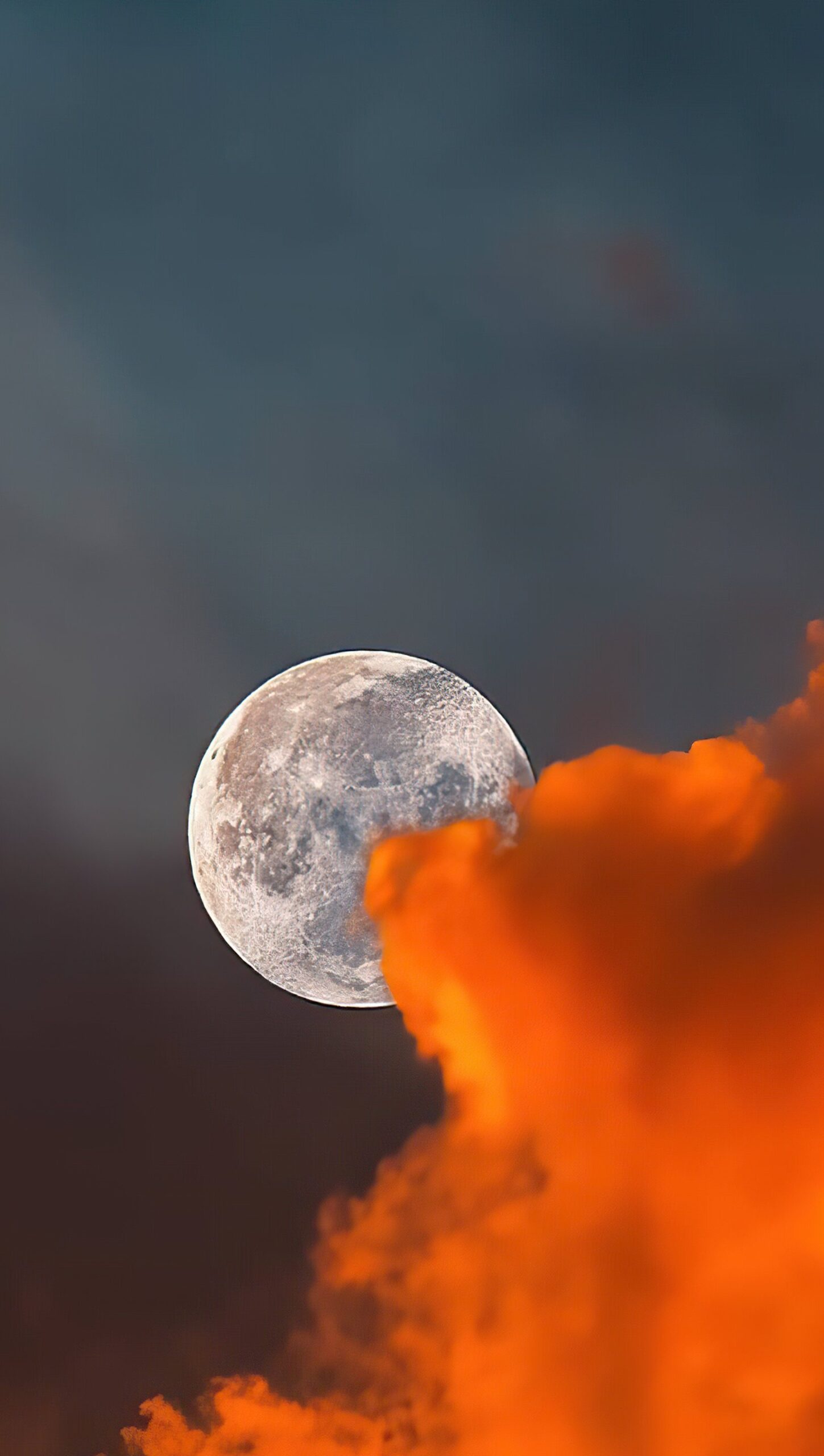 La luna detras de nubes