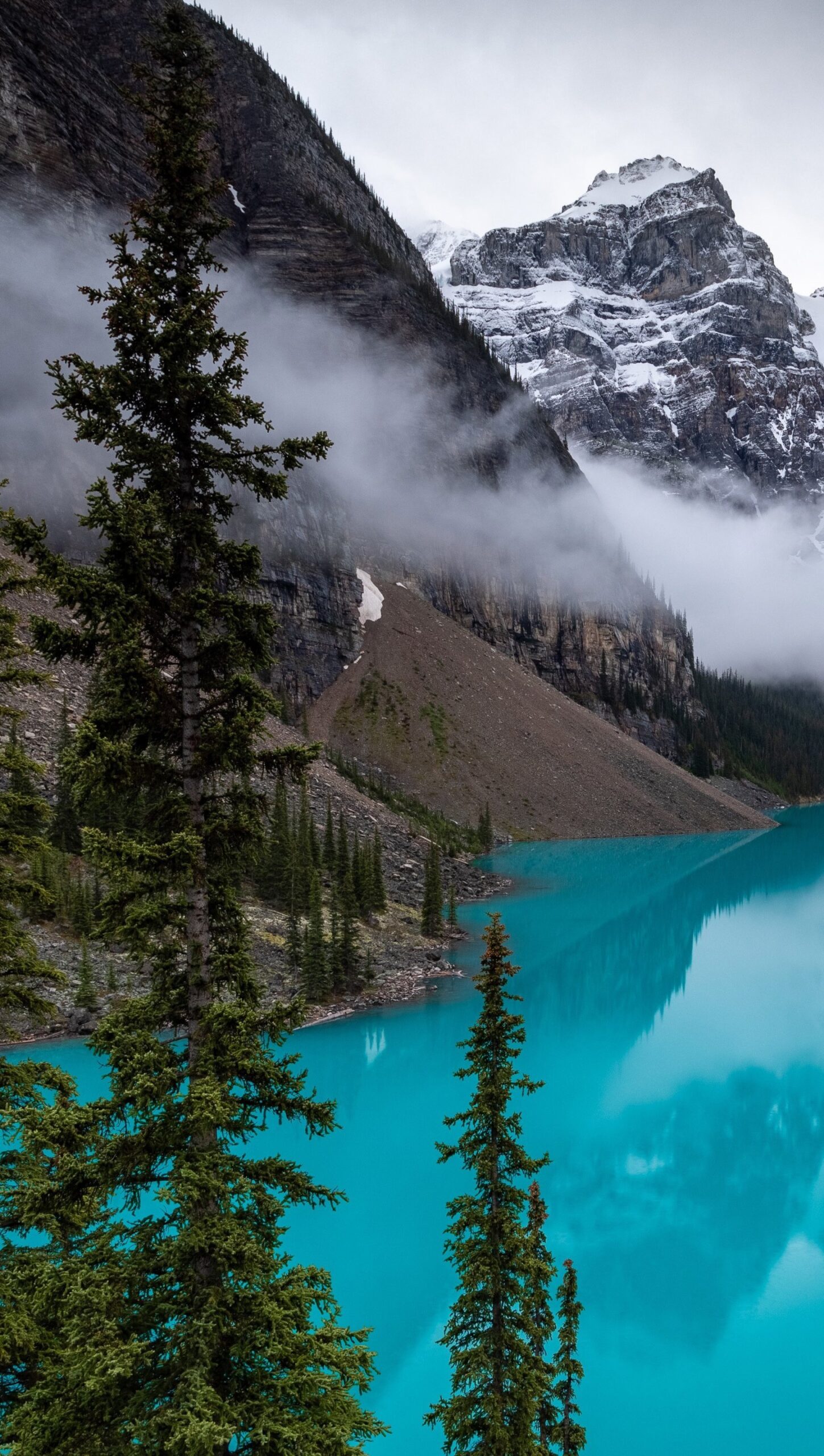 Lago Moraine en Canada con niebla