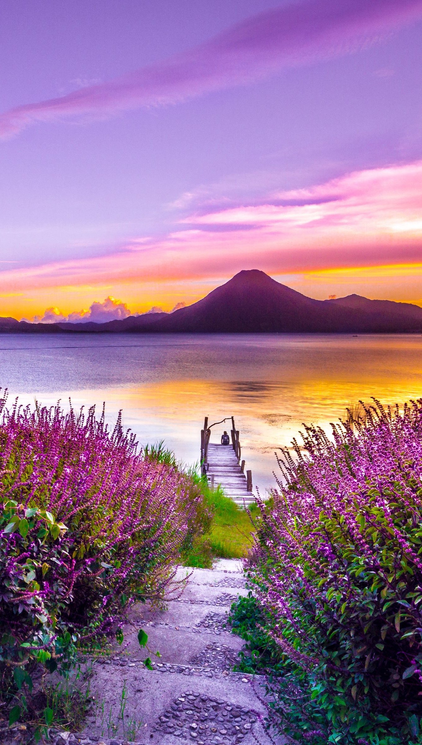 Lago con montañas al atardecer