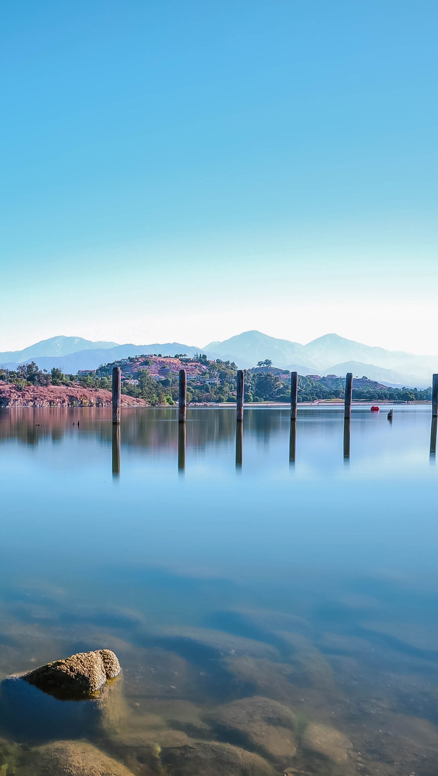 Lago con montañas distantes