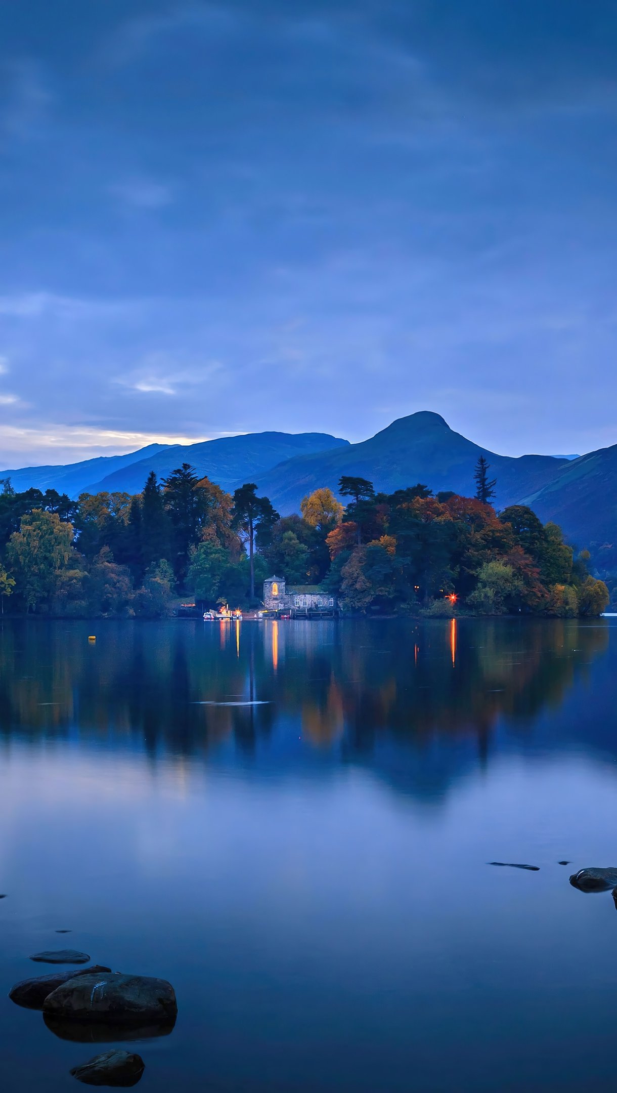 Lago en día nublado