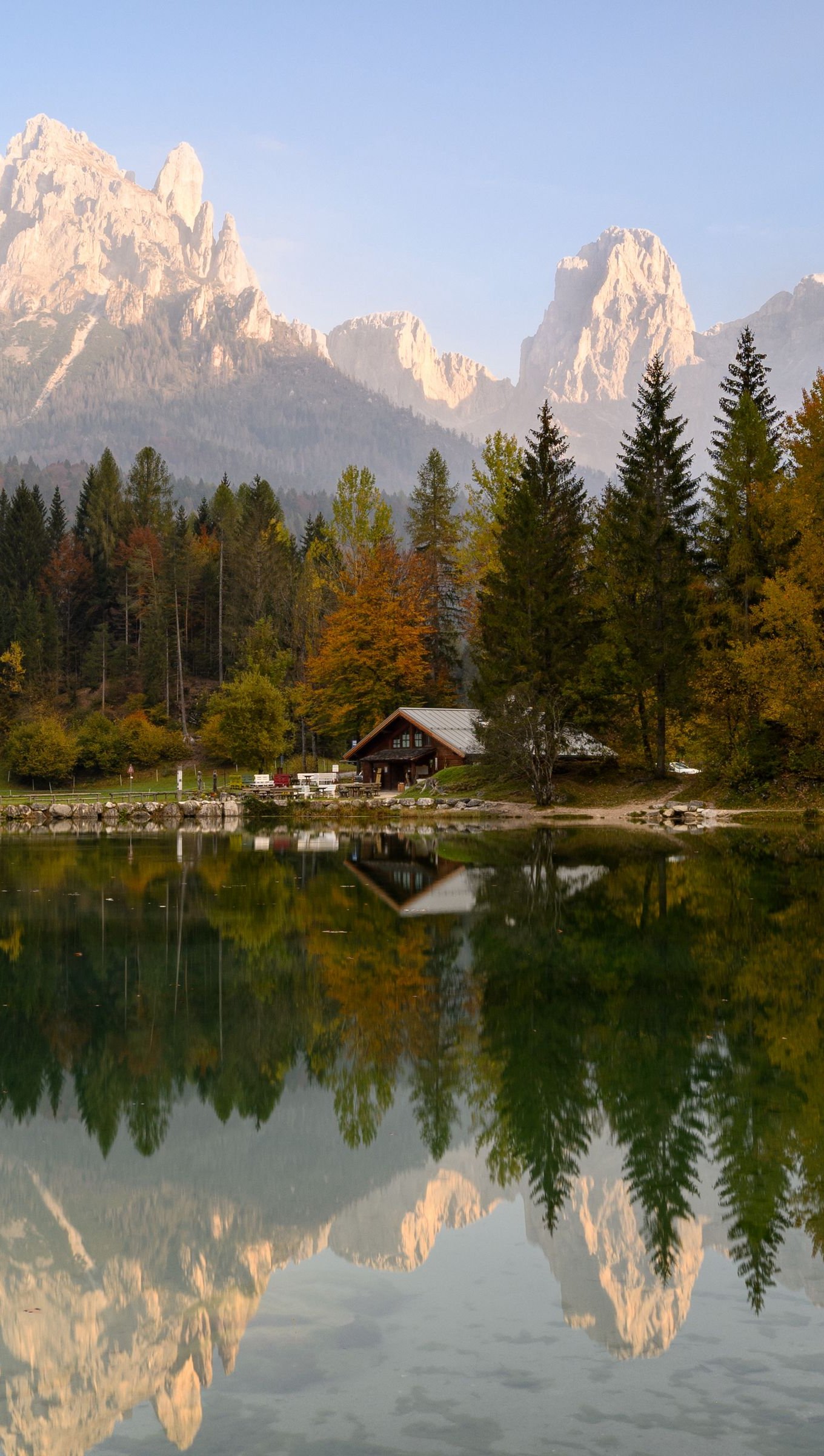 Lago en el bosque con montañas de fondo