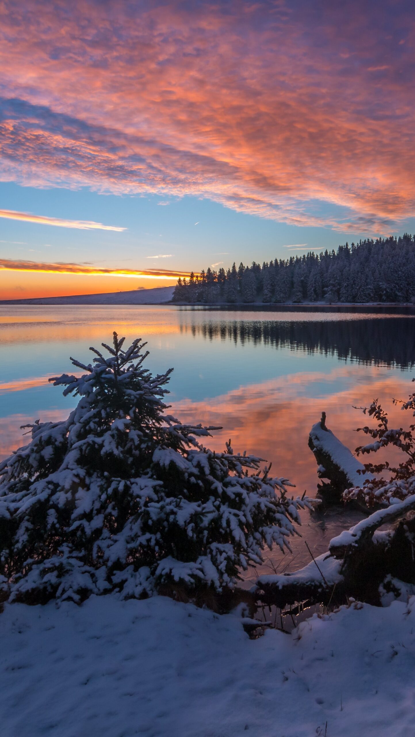 Lago en la nieve al atardecer