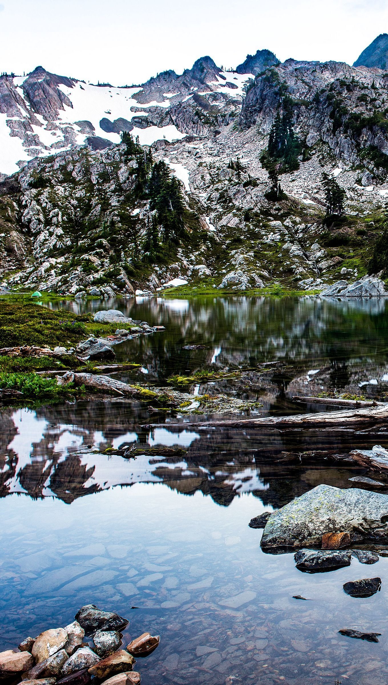 Lago en las rocas y montañas