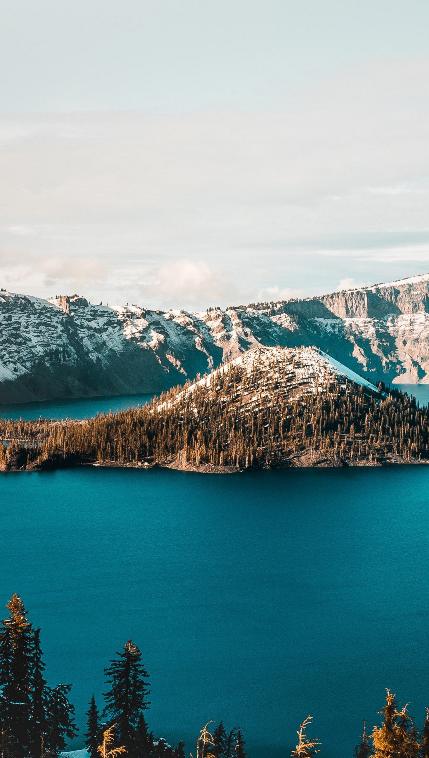 Lago en montañas con nieve