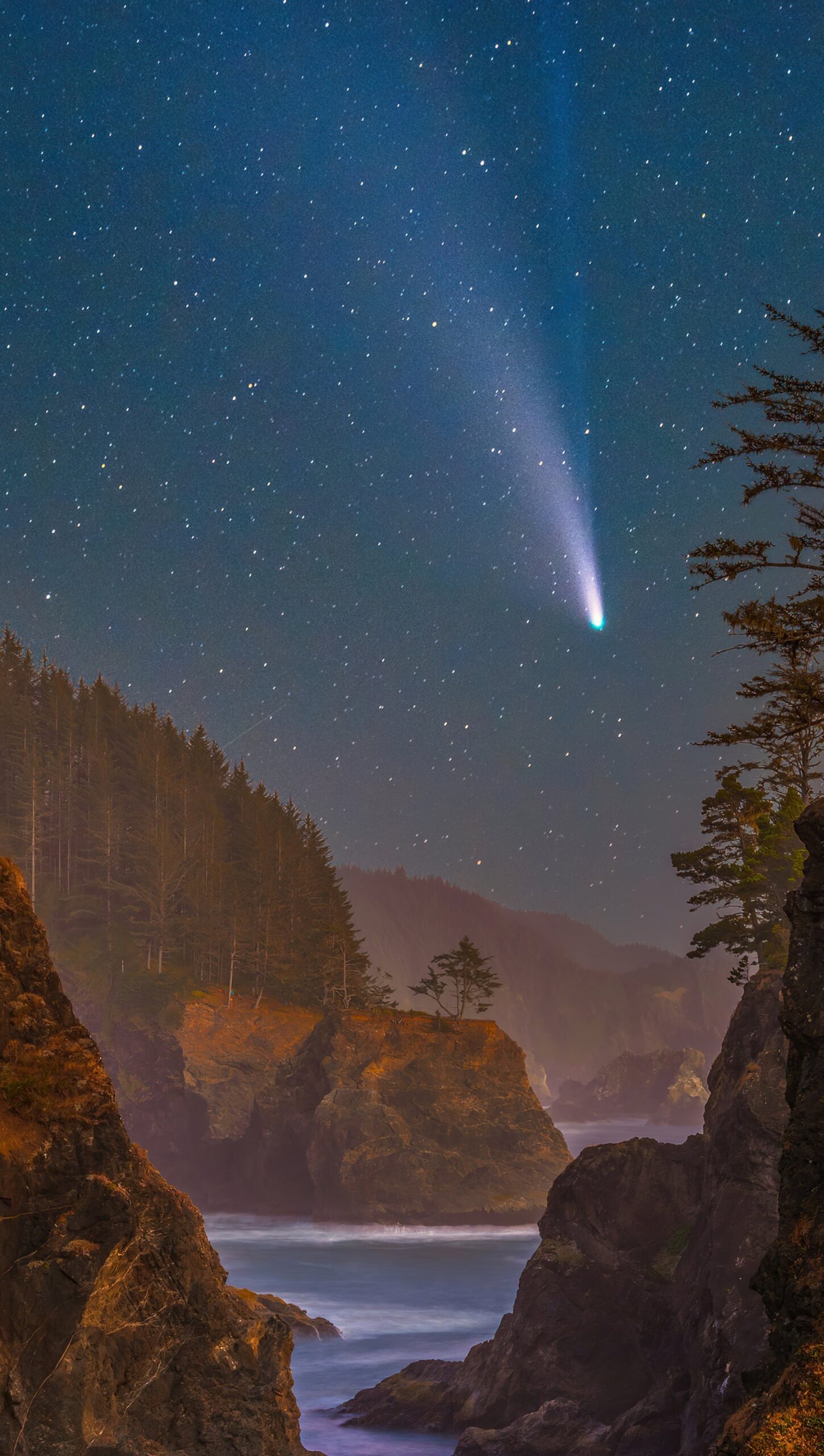 Lago entre las montañas y cielo estrellado