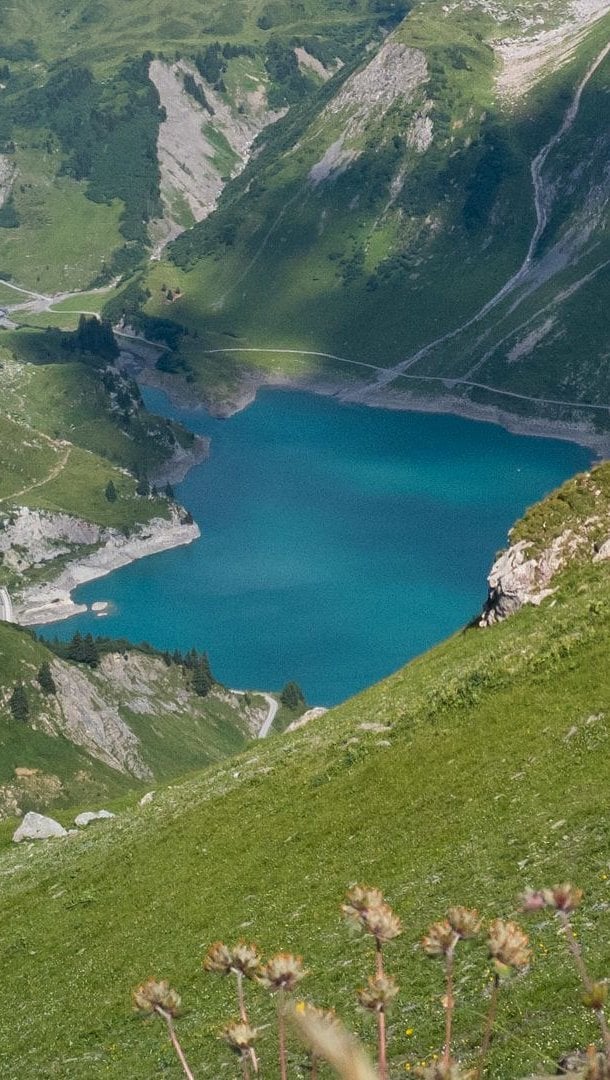 Lago entre las montañas