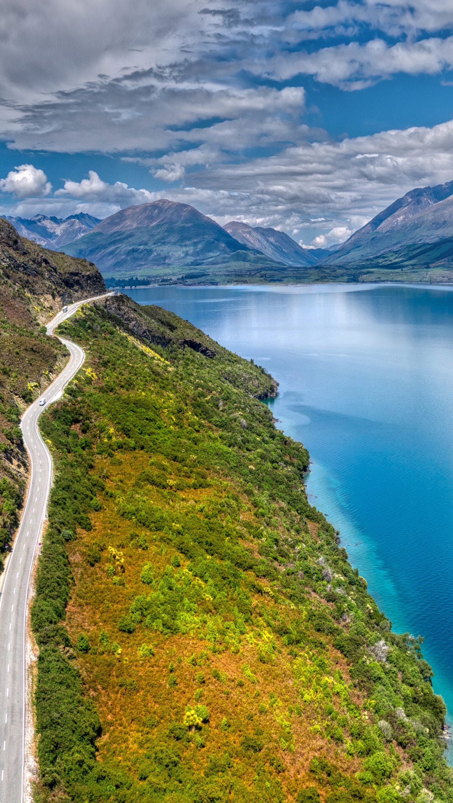 Lago junto a carretera