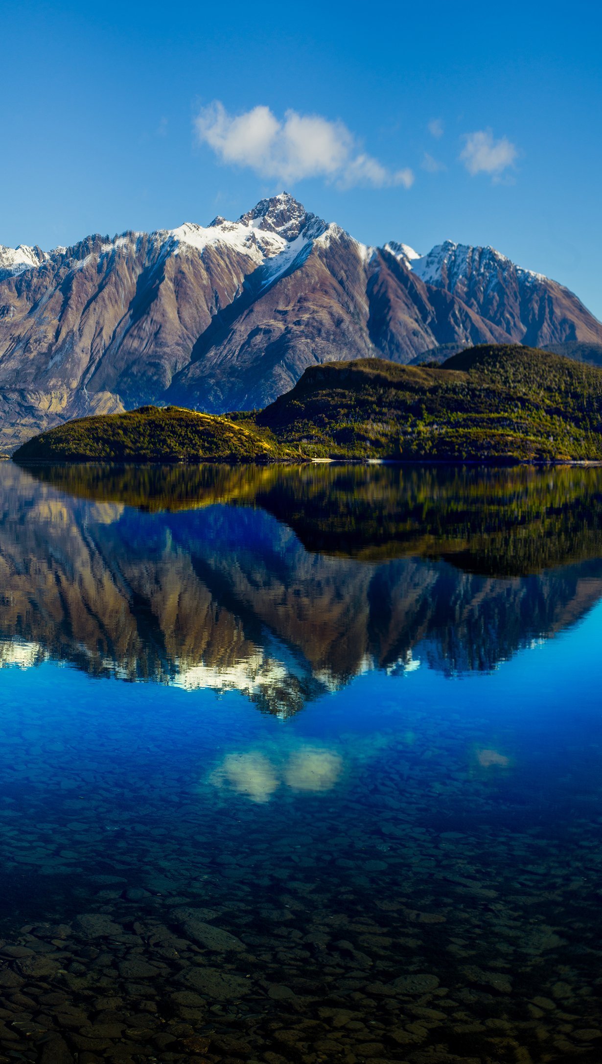 Lago reflejando montañas