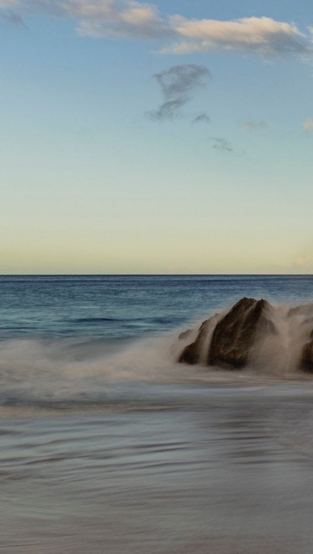 Las olas chocando con rocas en la playa