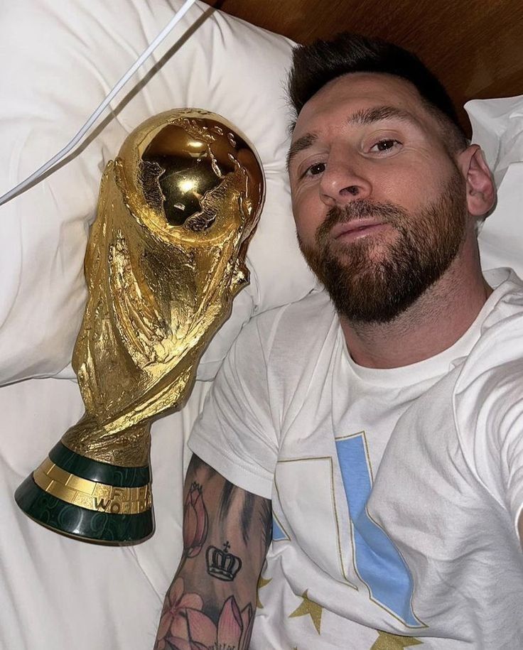 Leonel Messi con su trofeo de la copa del mundo