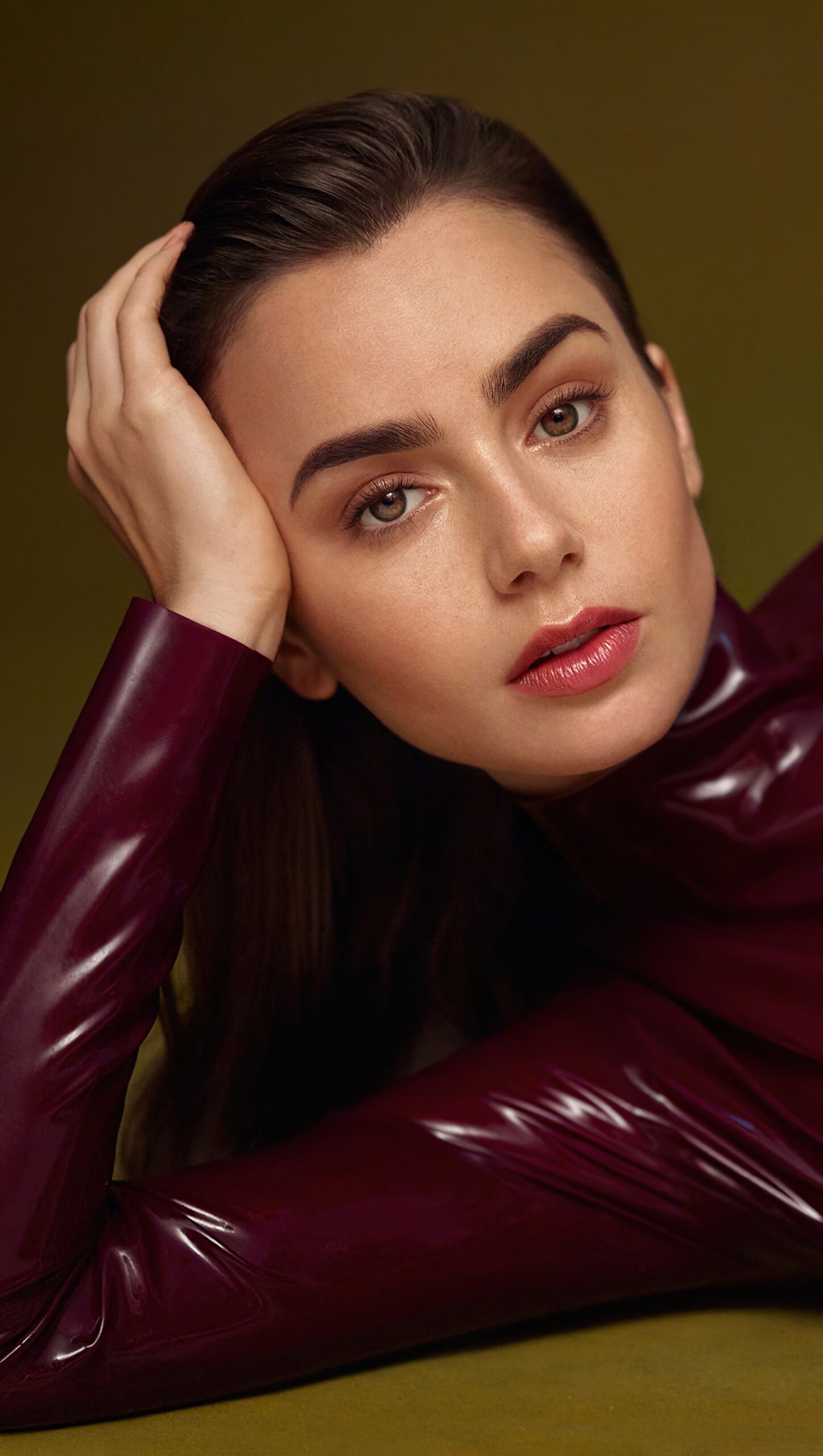 Lily Collins para portada de Vogue Arabia