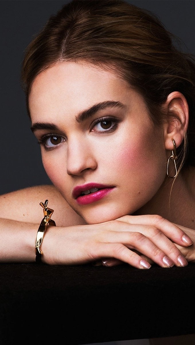 Lily James acostada