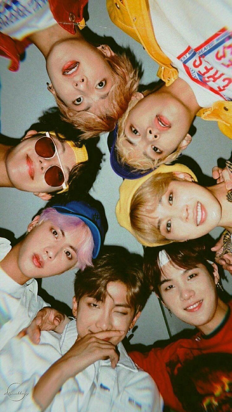 Los 7 integrantes de la banda BTS fotografía