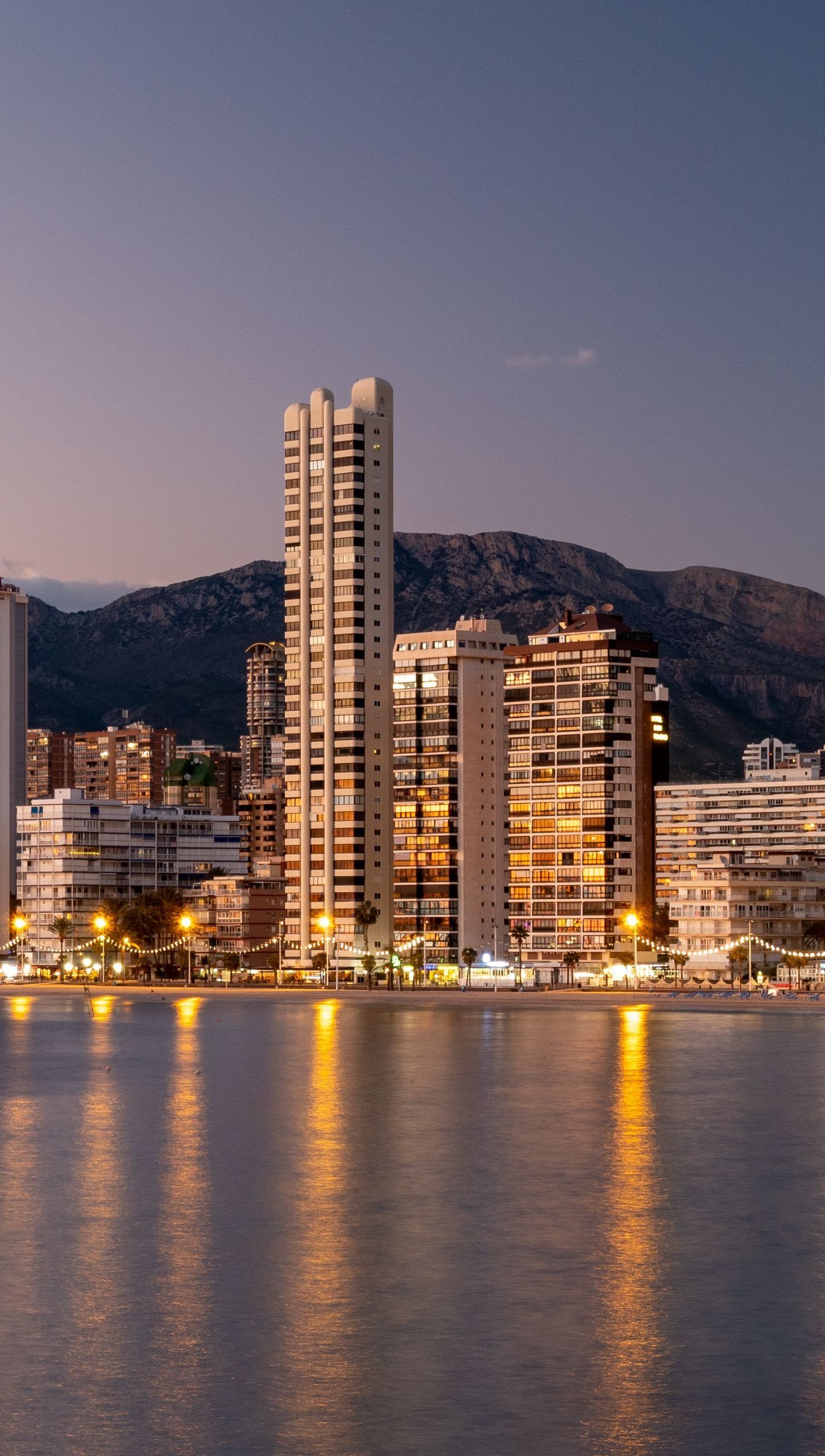 Luces de la ciudad junto al mar