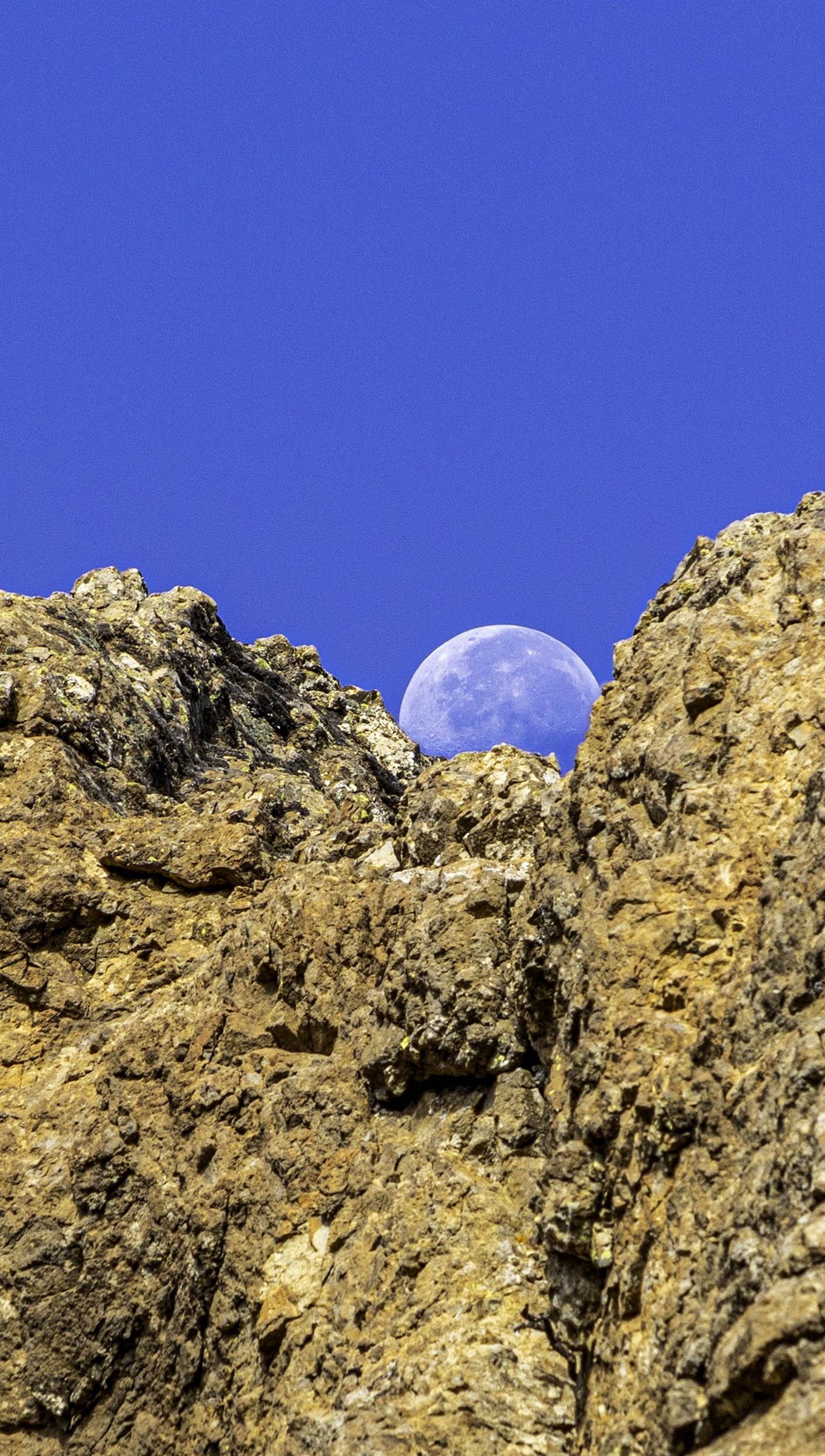 Luna detrás de rocas