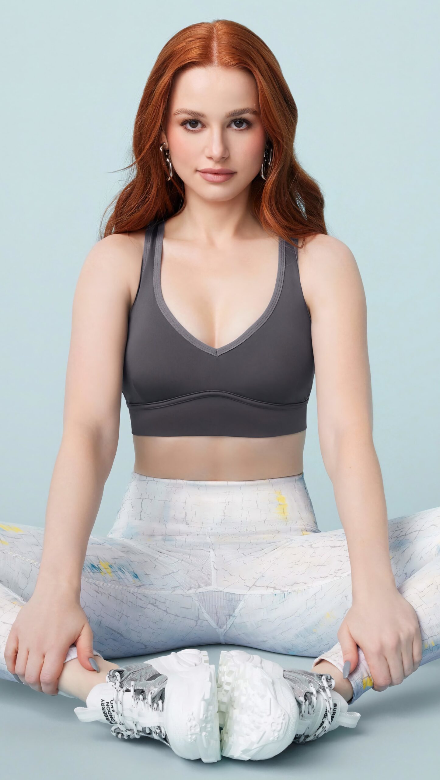 Madelaine Petsch con ropa deportiva