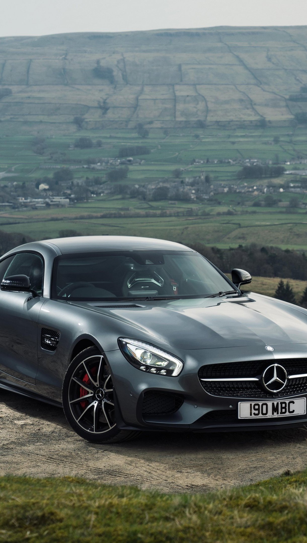 Mercedes AMG GT S gris en montañas