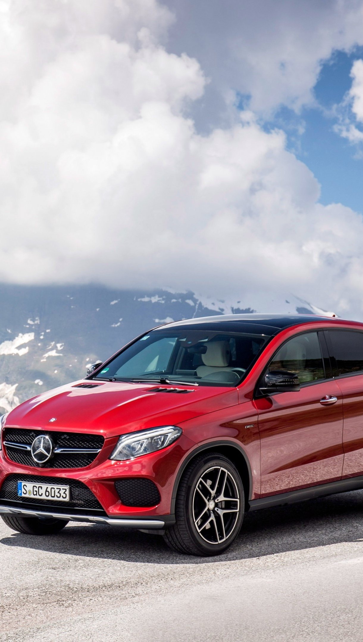 Mercedes Benz GLE 450 AMG Rojo en montañas