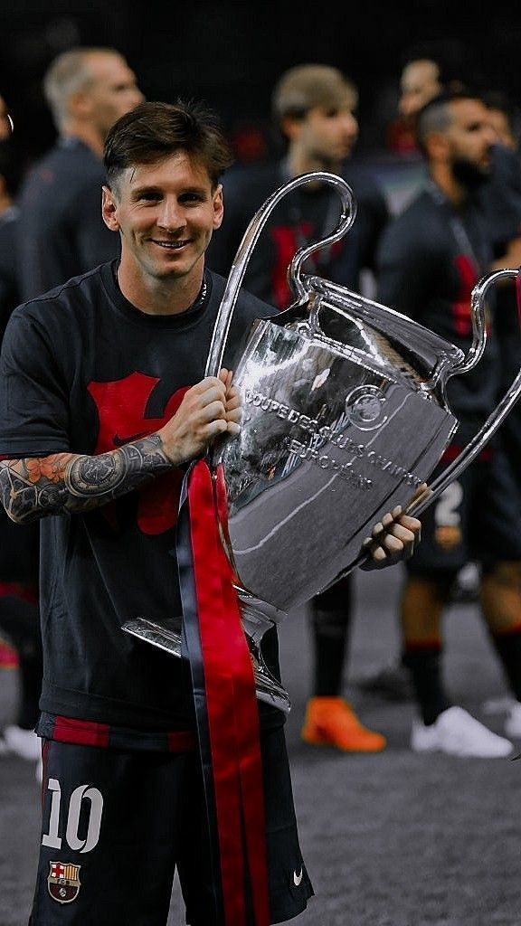 Messi con copa de la victoria