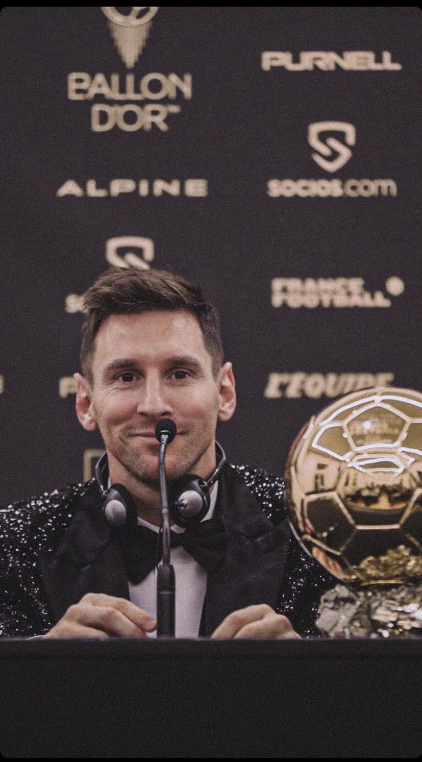 Messi con su balon de oro en conferencia