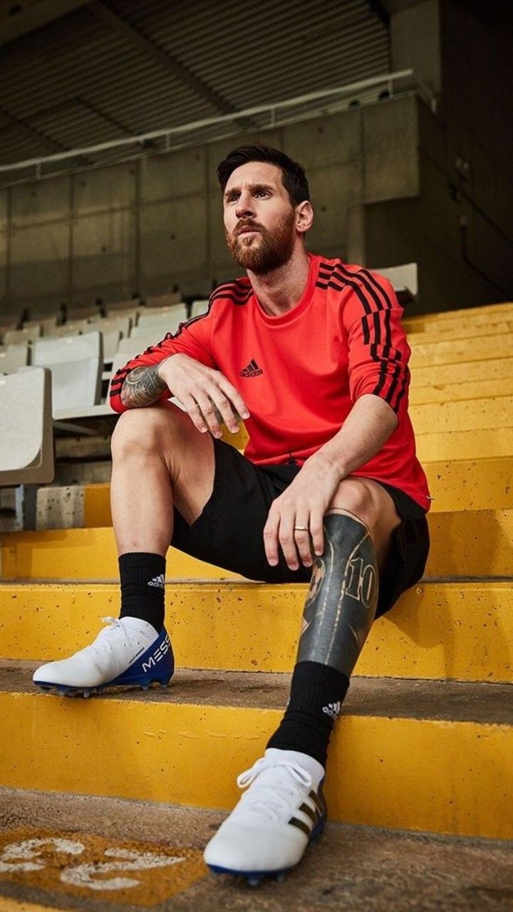 Messi sentado en las tribunas