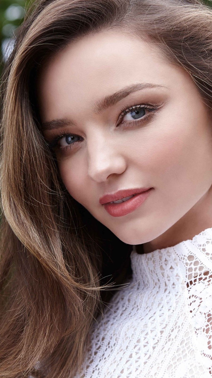 Miranda Kerr en un jardín