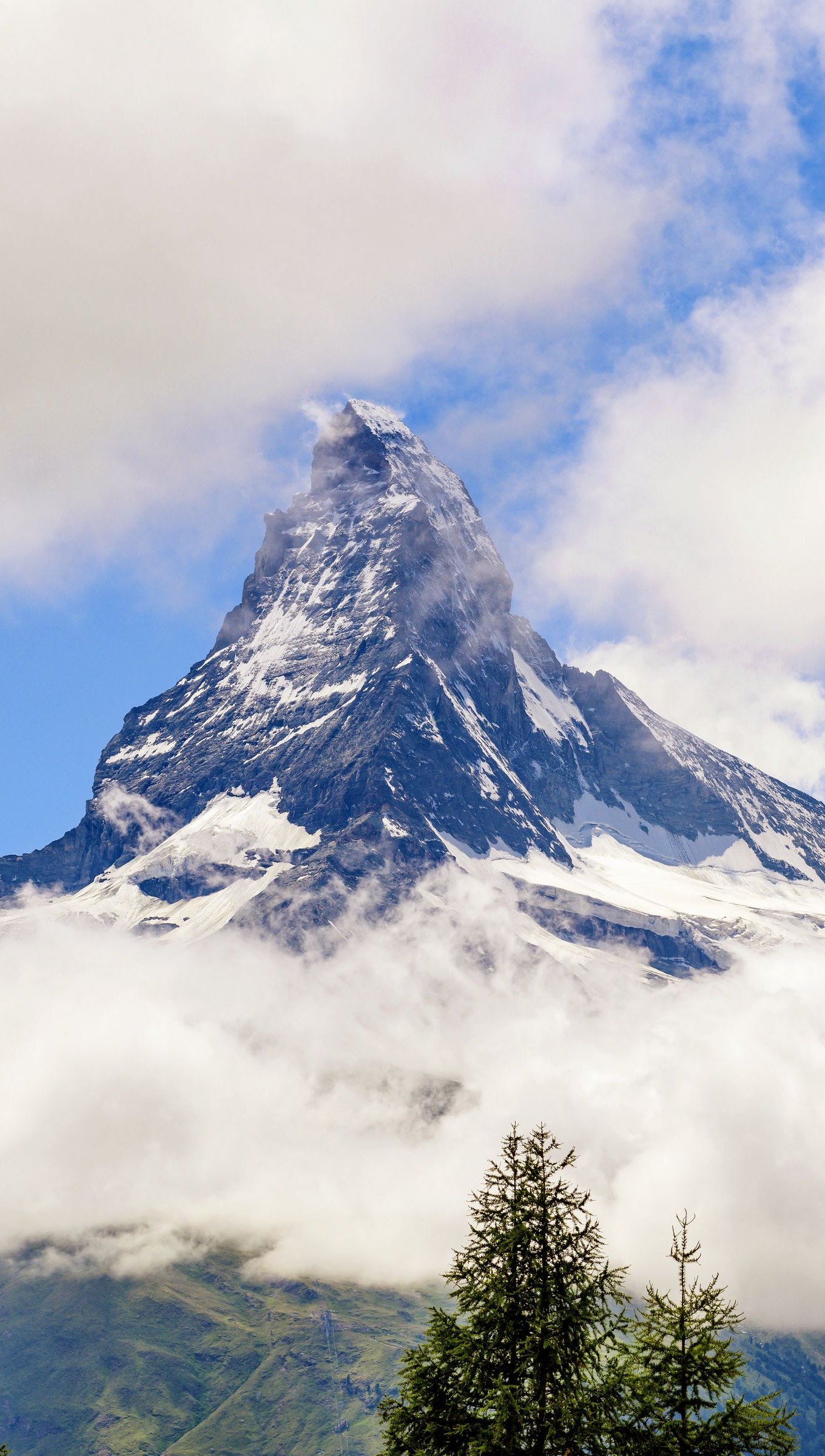 Montaña a través de nubes