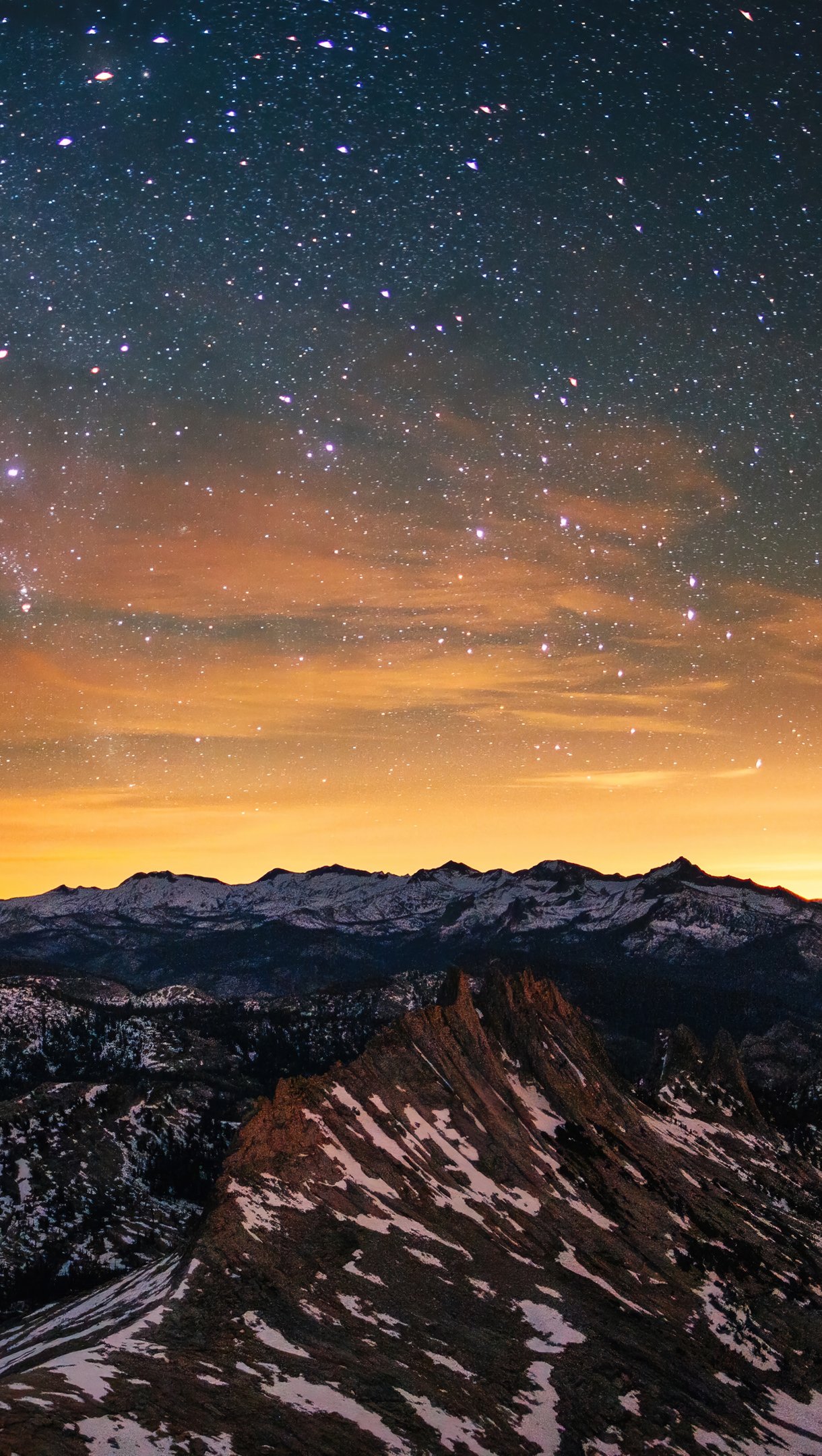 Montaña al atardecer bajo las estrellas