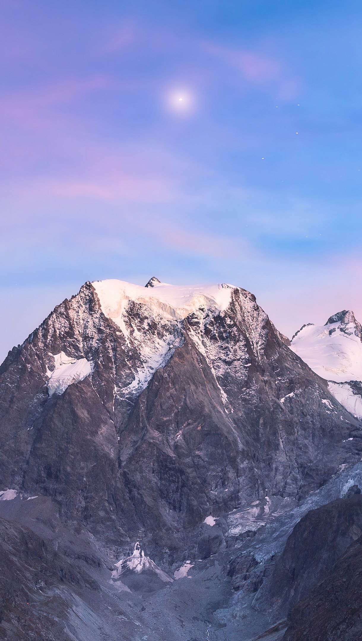 Montaña al atardecer con estrella en el cielo