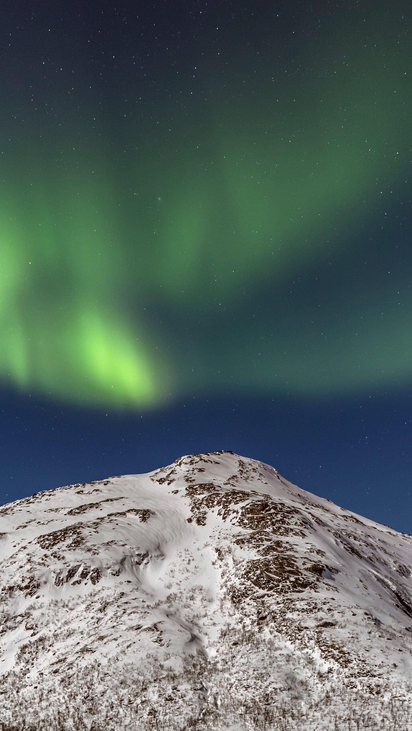 Montaña con estrella y aurora polar