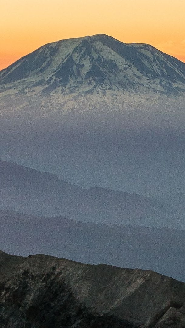 Montaña con niebla al atardecer