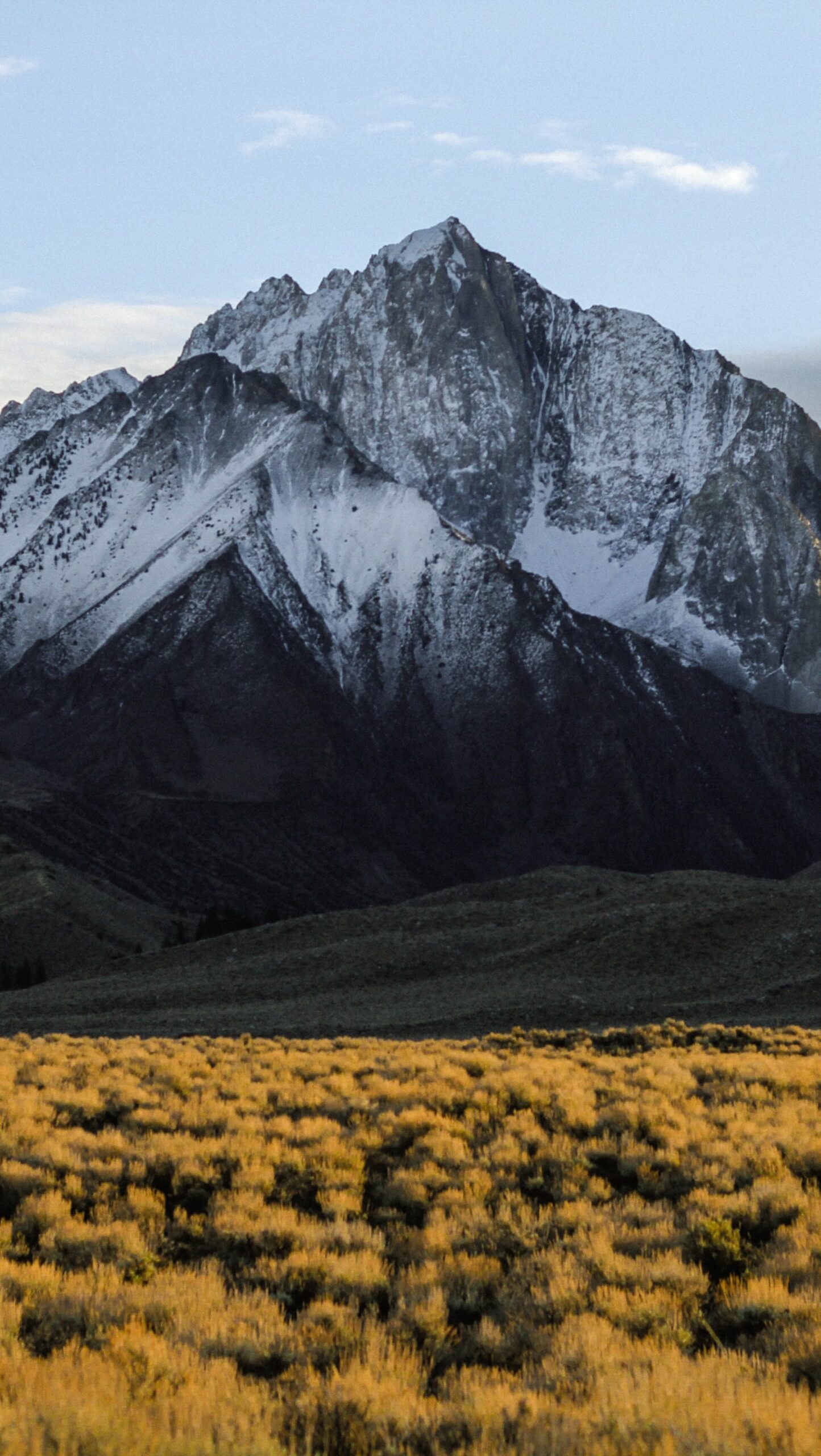 Montaña con nieve en el verano