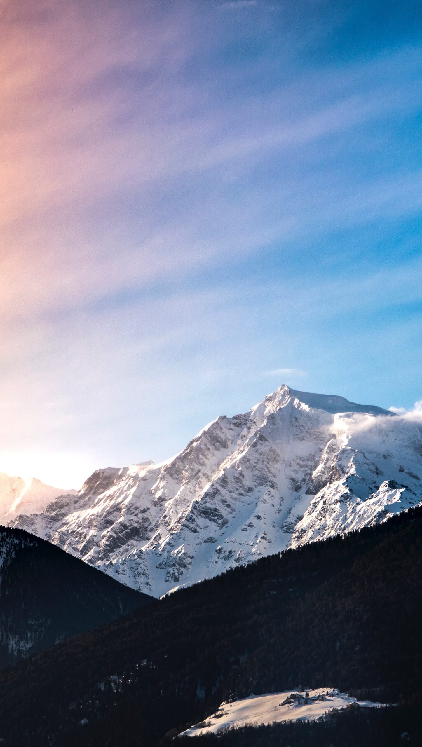 Montaña de nieve en atardecer